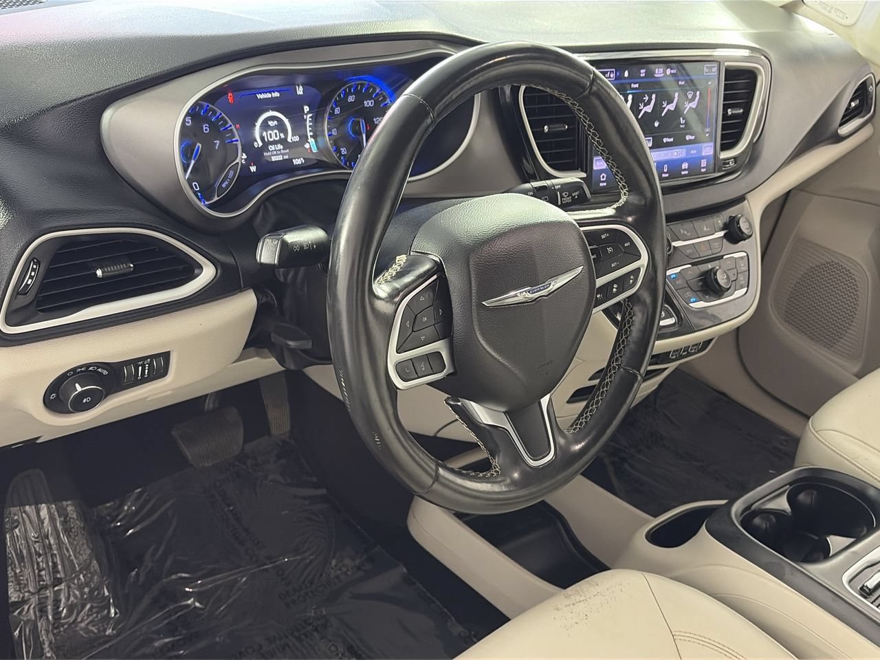 Used 2021 Chrysler Pacifica Touring-L FWD image 11