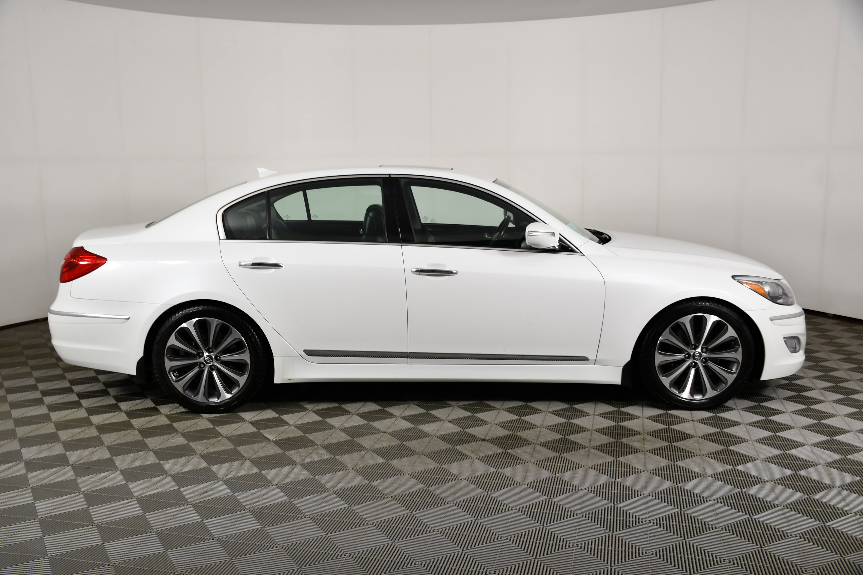 Used 2013 Hyundai Genesis 5.0 R-Spec RWD image 5