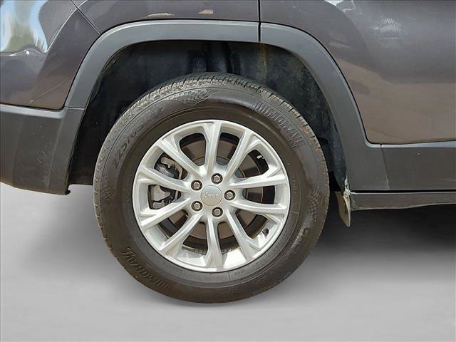 Used 2022 Jeep Cherokee Latitude Lux w/ Mopar Interior Package AWD/4WD image 19