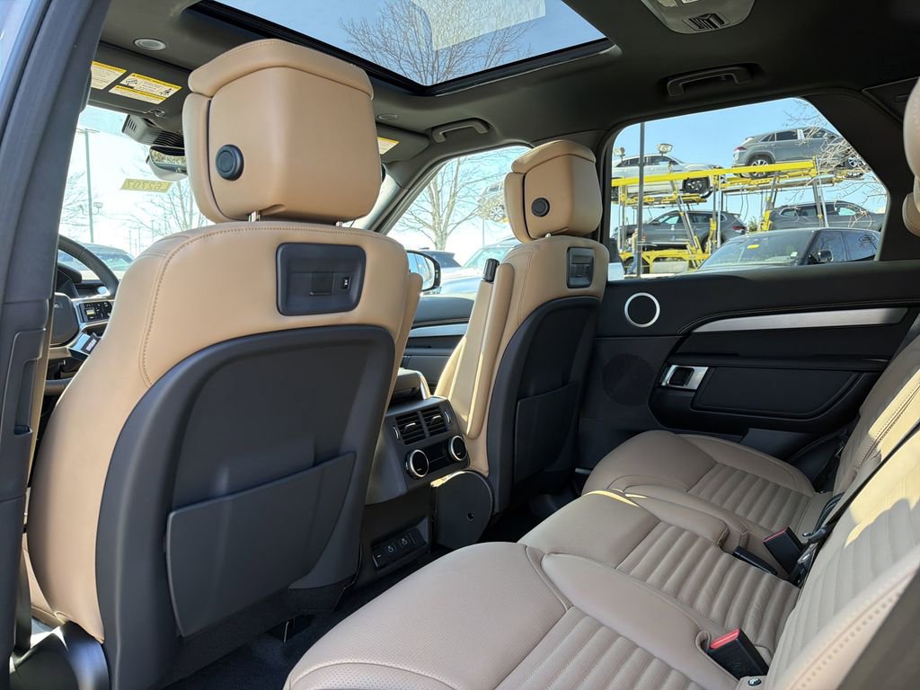 New 2026 Land Rover Discovery Dynamic SE image 11