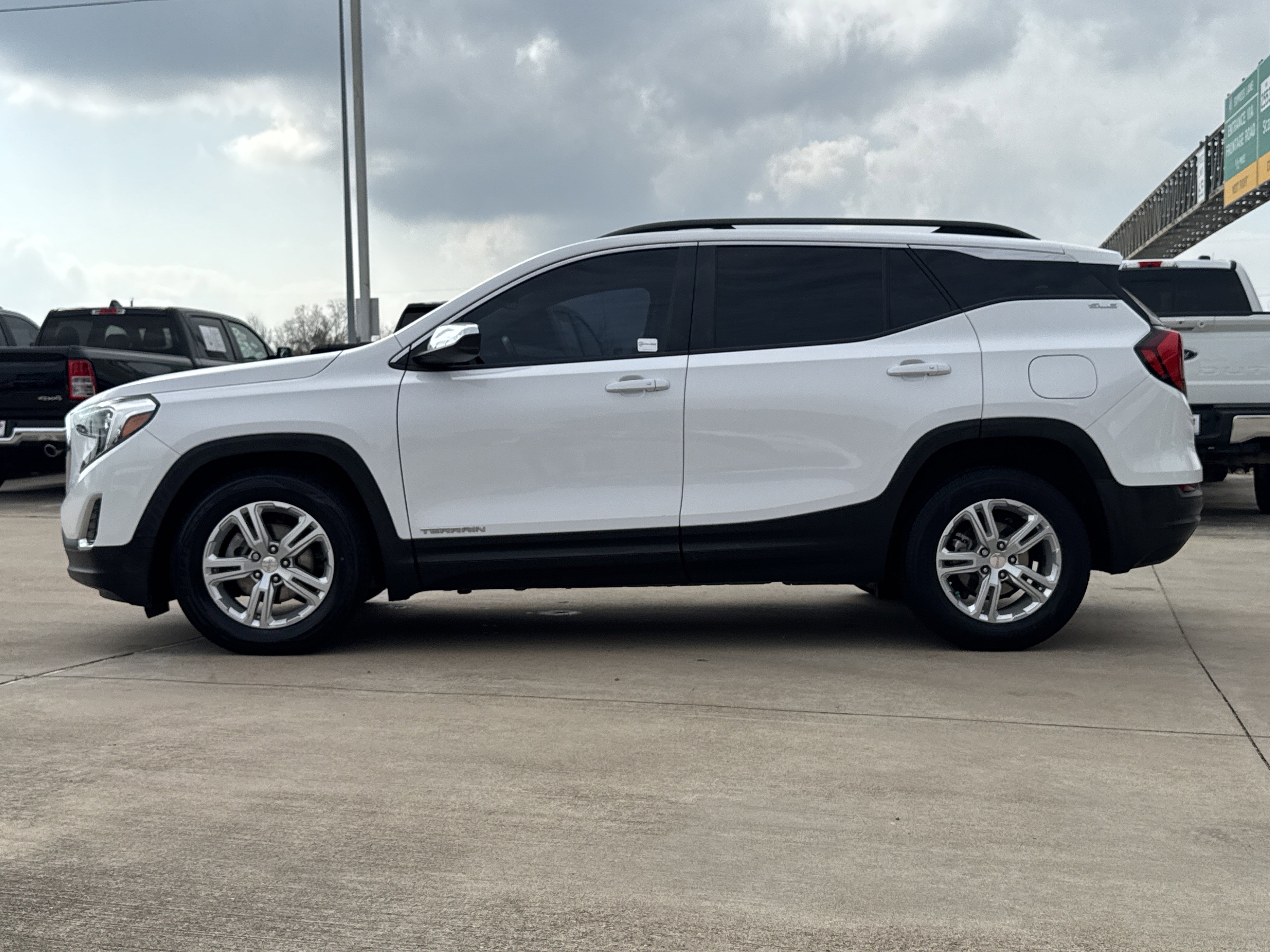 Used 2021 GMC Terrain SLE w/ Driver Convenience Package image 16