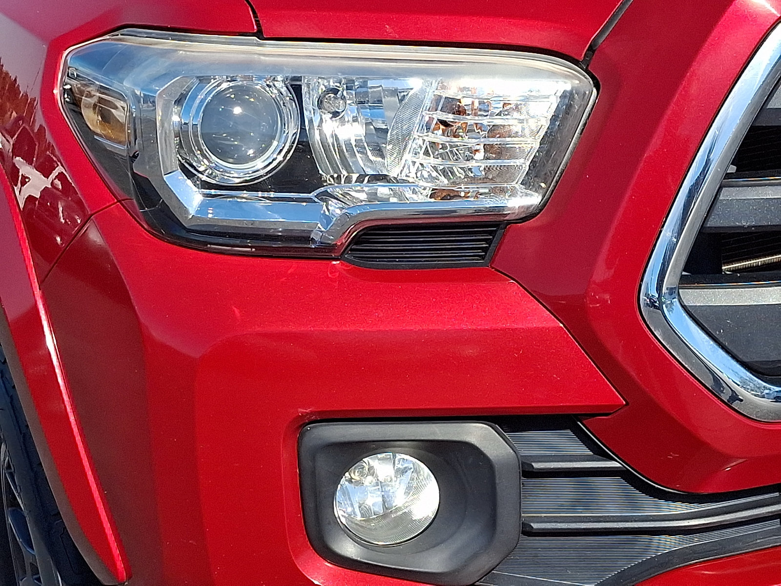 Used 2018 Toyota Tacoma SR5 AWD/4WD image 9