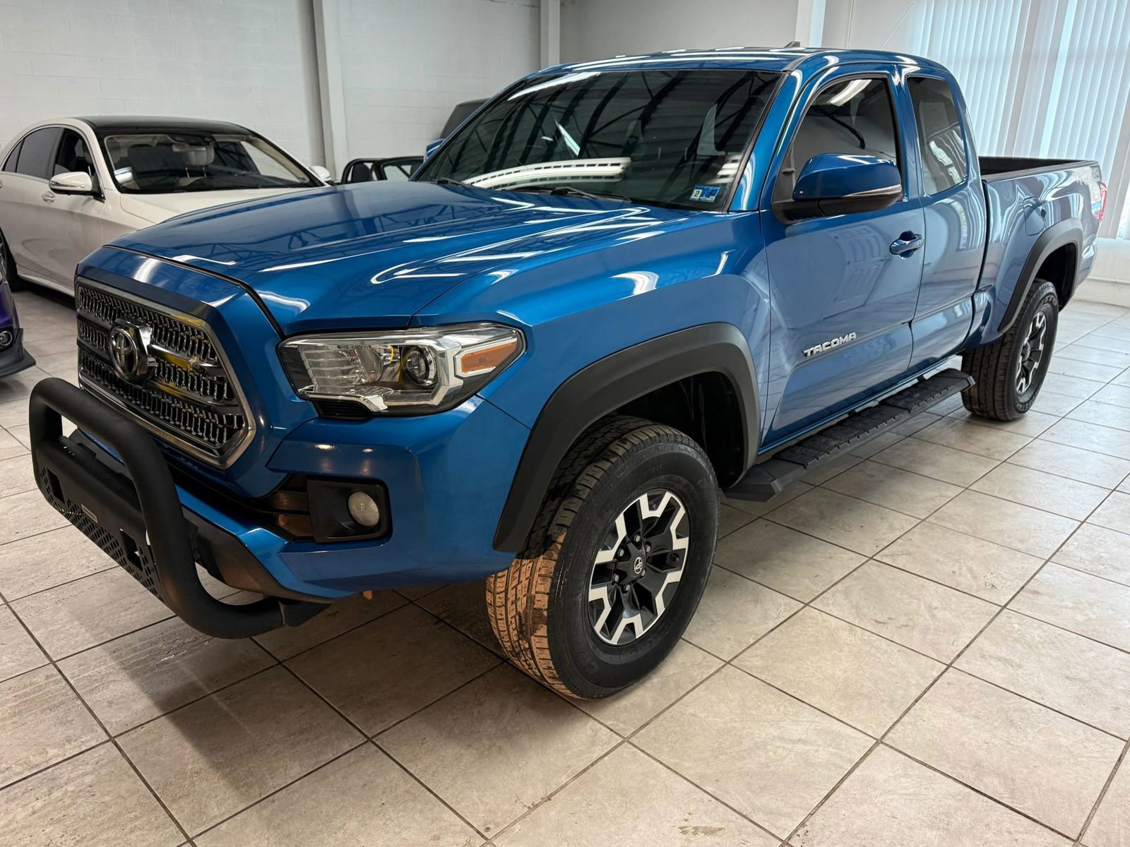 Used 2016 Toyota Tacoma TRD Off-Road w/ Towing Package image 3