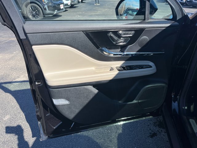 Used 2025 Lincoln Corsair Reserve image 21