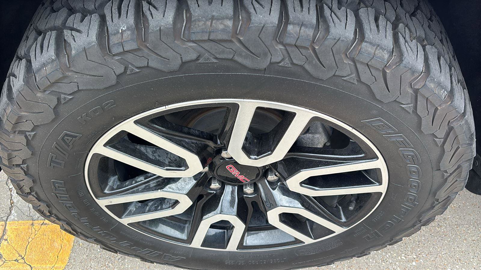 Used 2023 GMC Yukon XL Denali RWD image 12