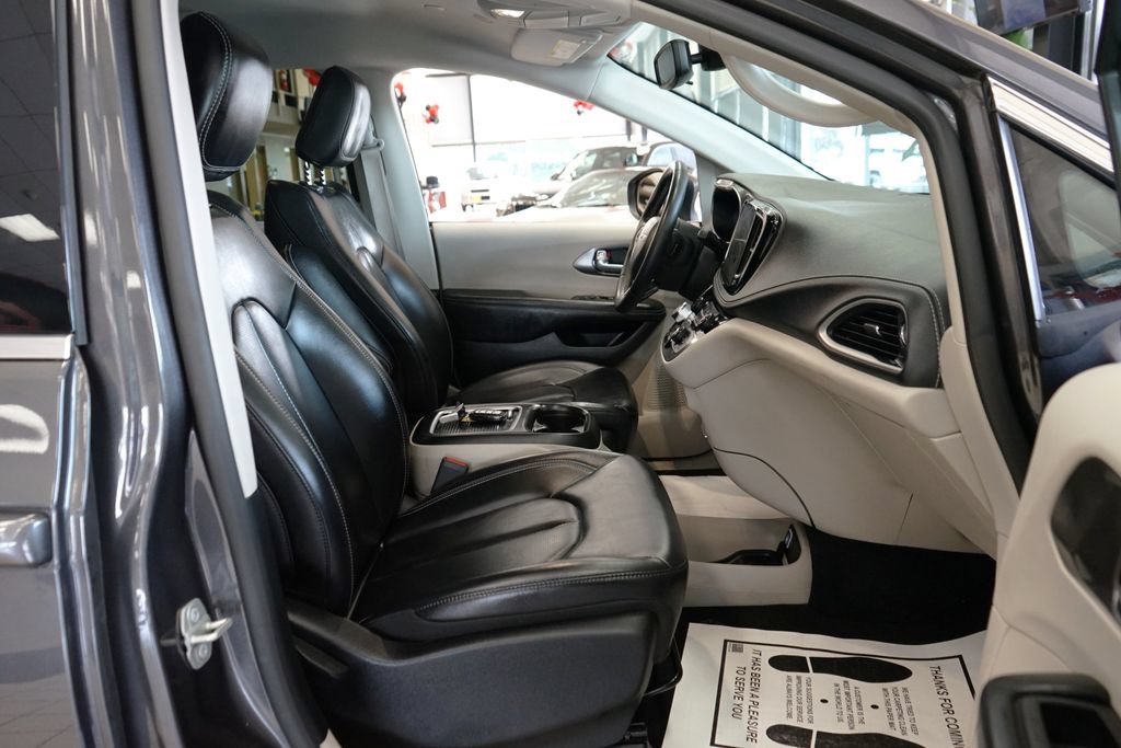 Used 2023 Chrysler Pacifica Touring-L AWD/4WD image 44