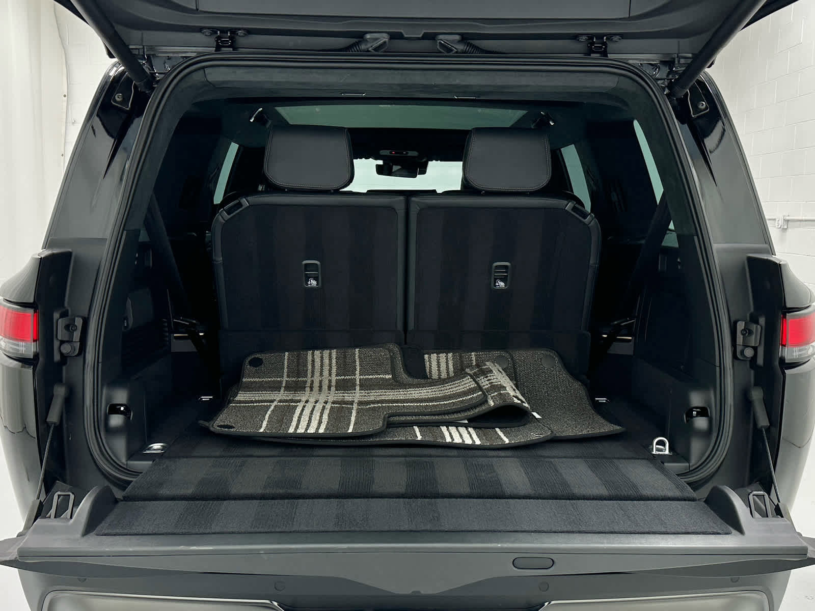 Used 2026 Rivian R1S Premium image 40