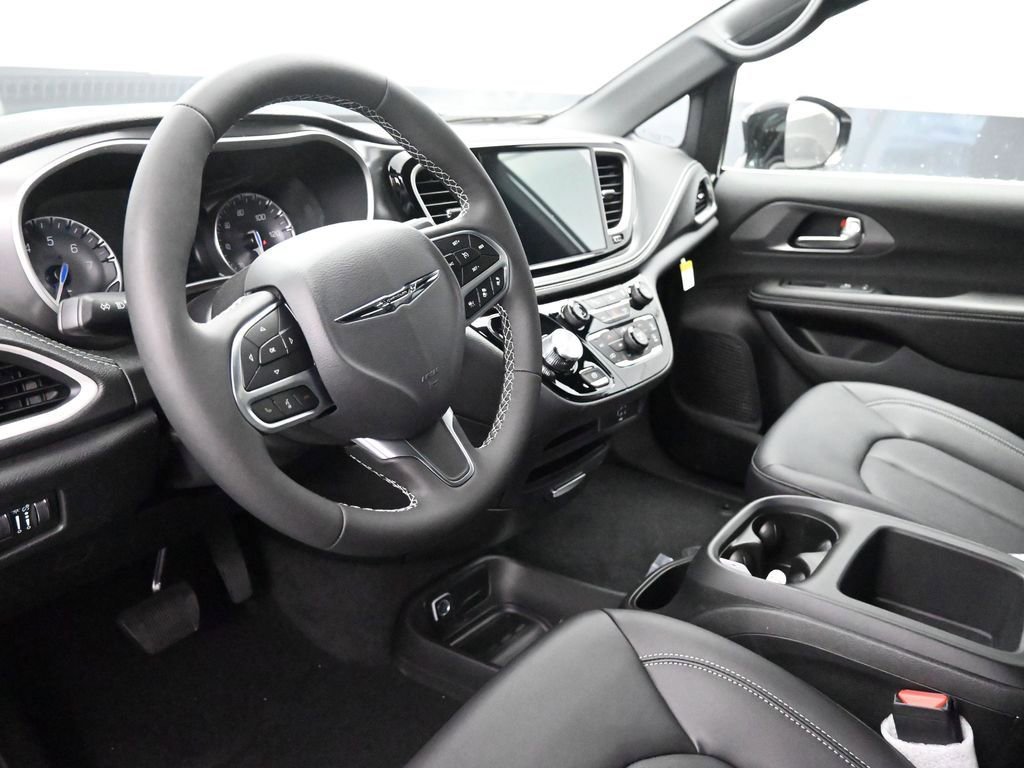 New 2026 Chrysler Pacifica Select image 15