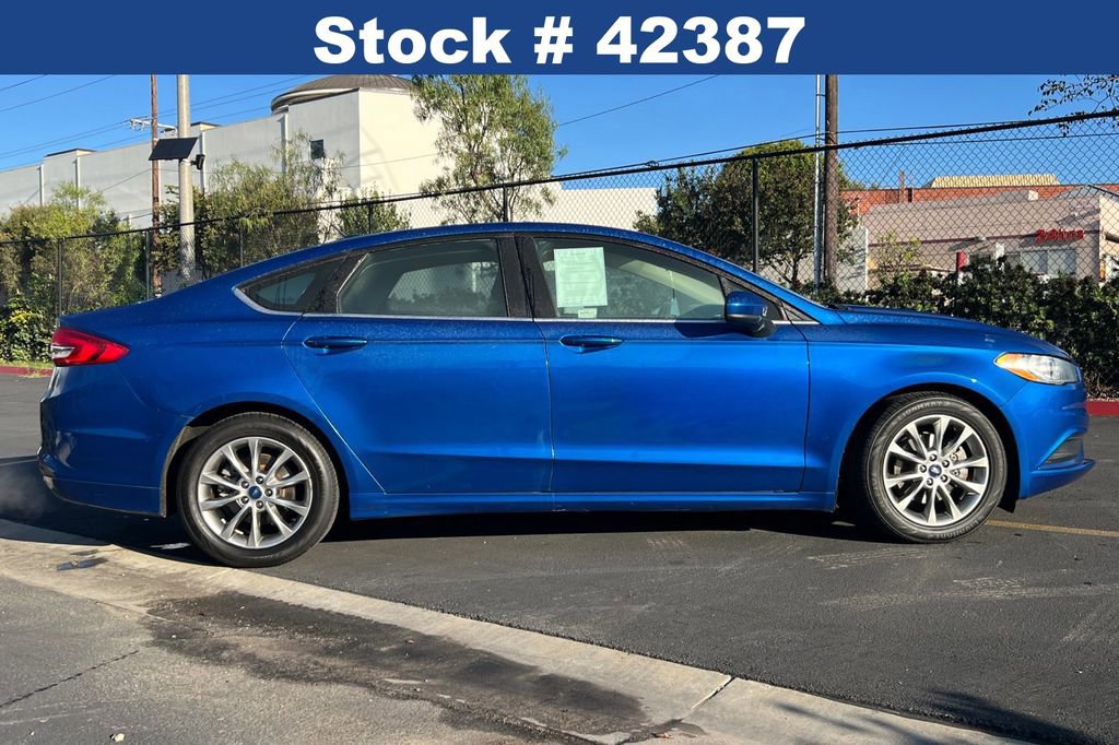 Used 2017 Ford Fusion SE w/ Fusion SE Technology Package image 4