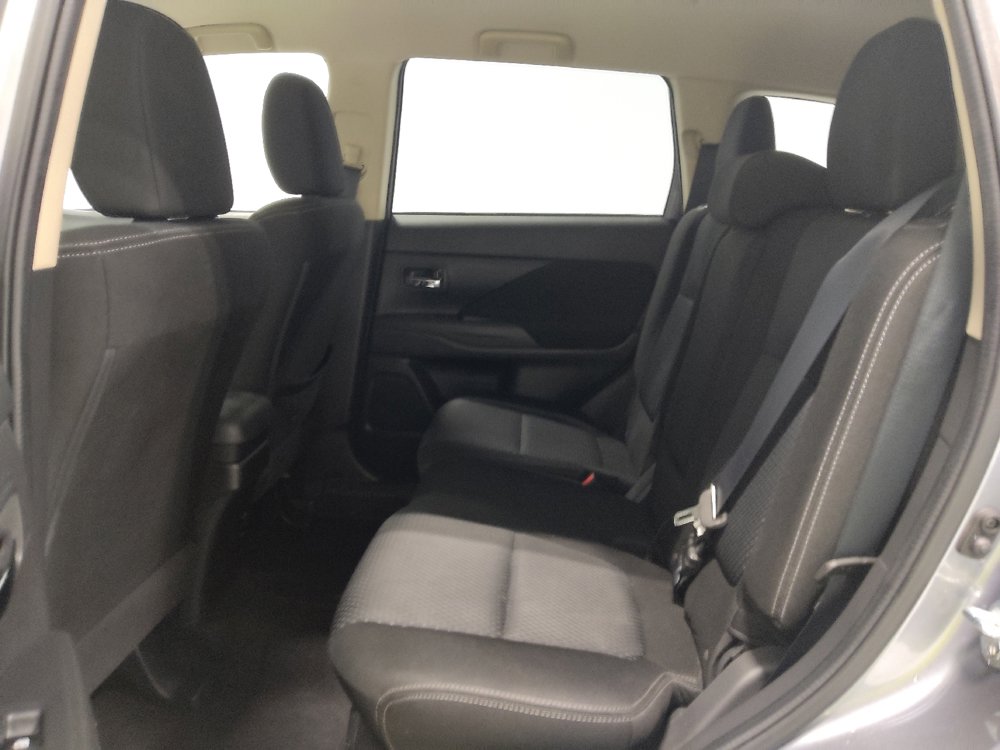 Used 2016 Mitsubishi Outlander SE image 18