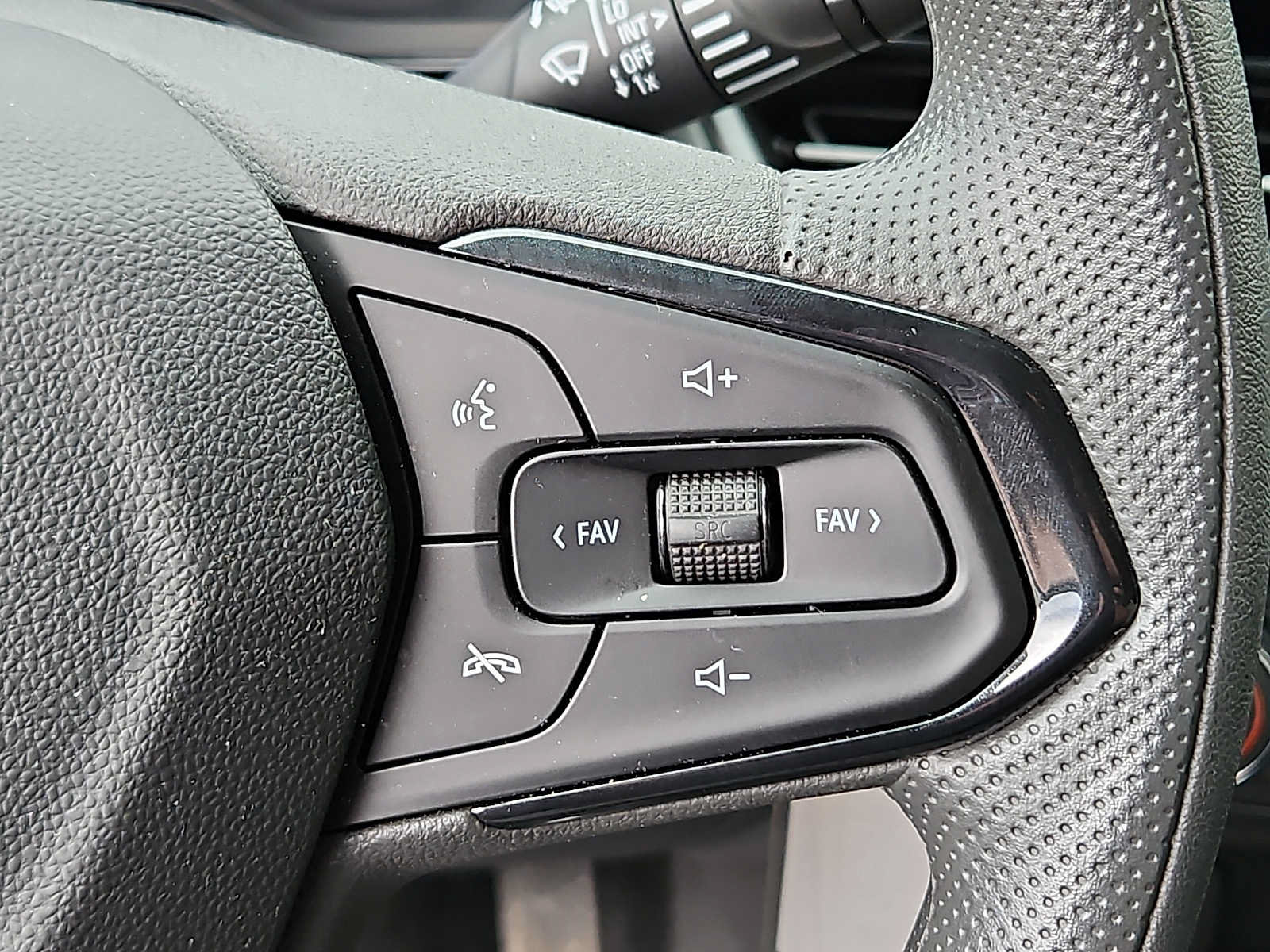 Used 2025 Chevrolet Trax LS w/ LS Convenience Package FWD image 21