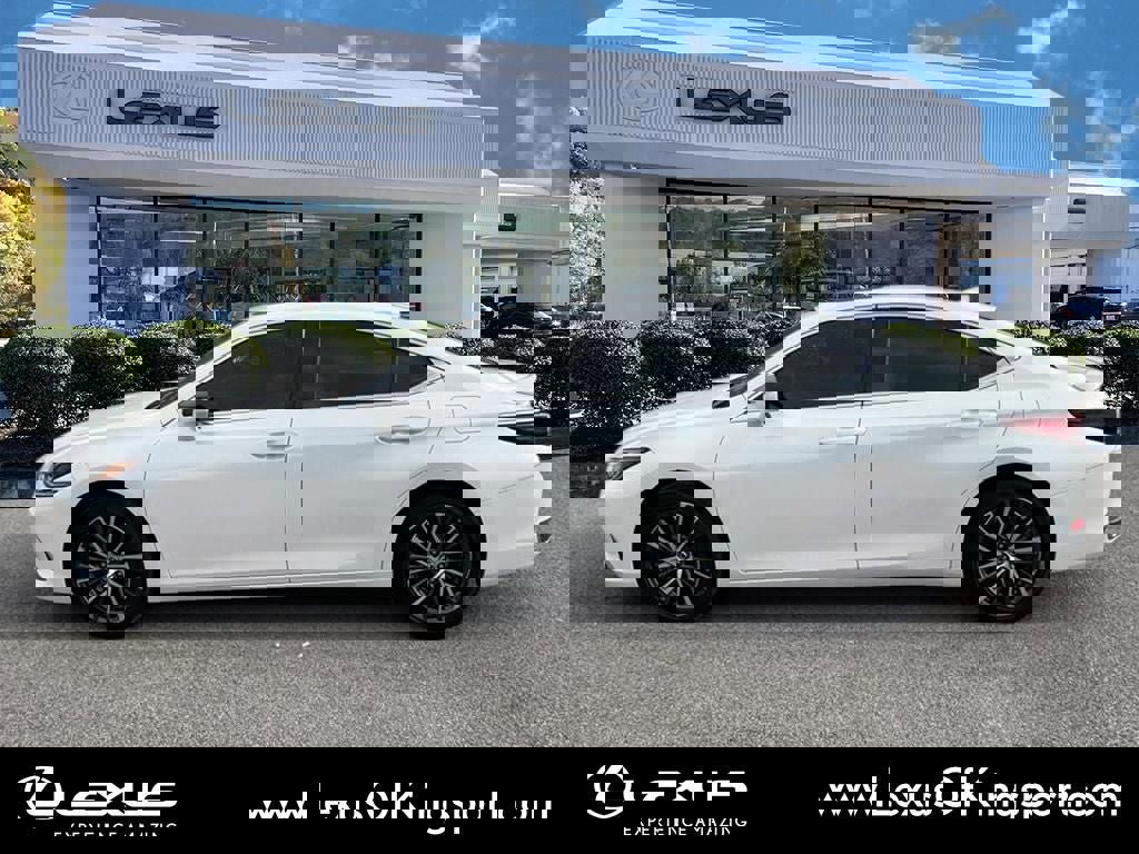 Used 2024 Lexus ES 300h w/ Premium Package image 2