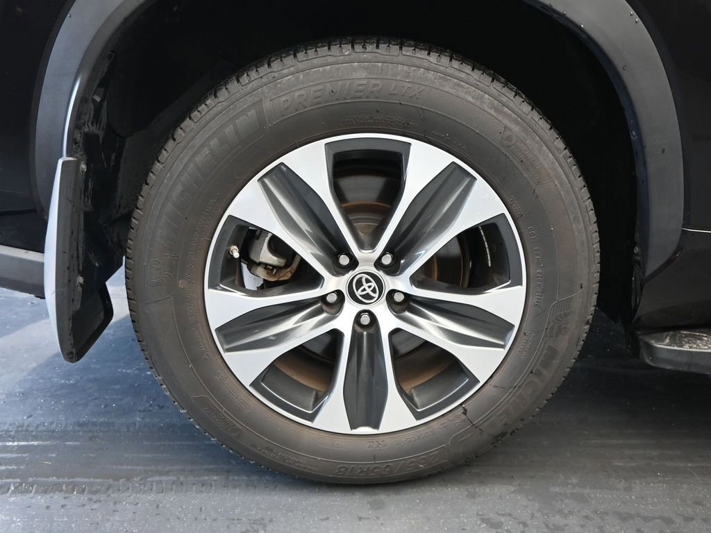Used 2022 Toyota Highlander XLE image 9