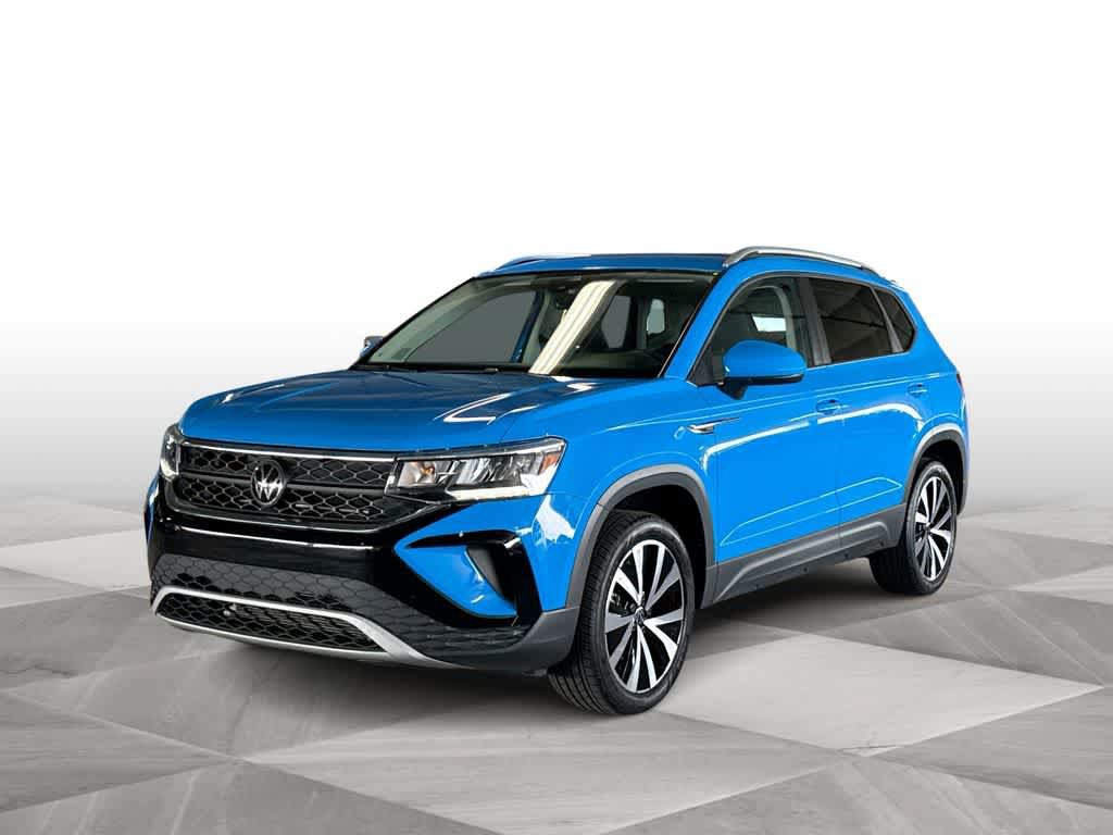 Used 2023 Volkswagen Taos SE w/ Panoramic Sunroof Package FWD image 4