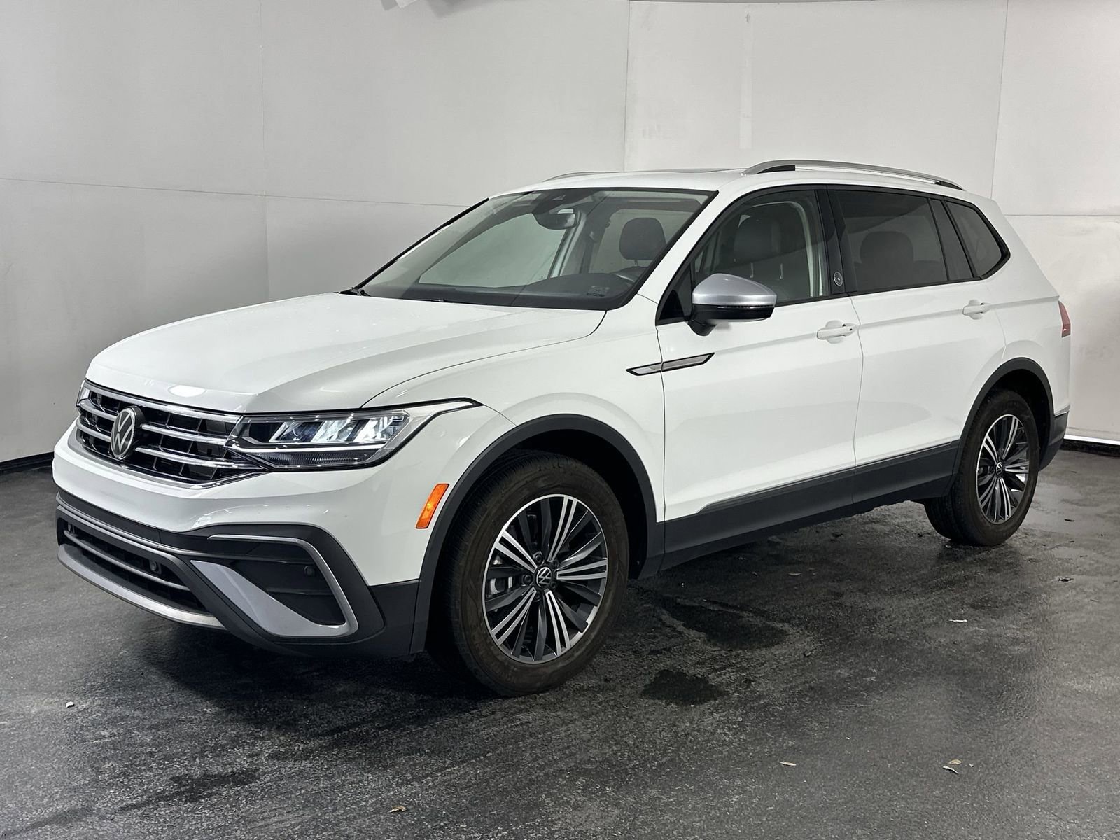 Used 2024 Volkswagen Tiguan Wolfsburg Edition image 6