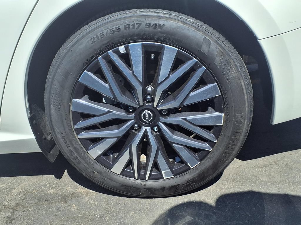 Used 2025 Nissan Altima 2.5 SV FWD image 25
