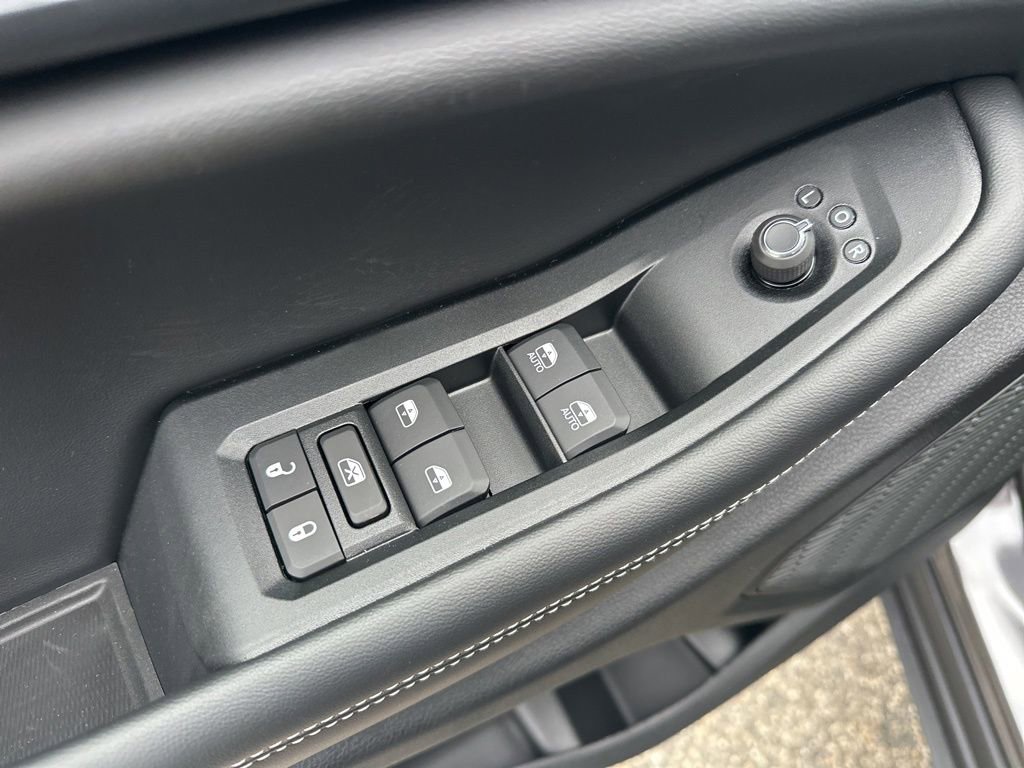 New 2025 Jeep Grand Cherokee Altitude image 13