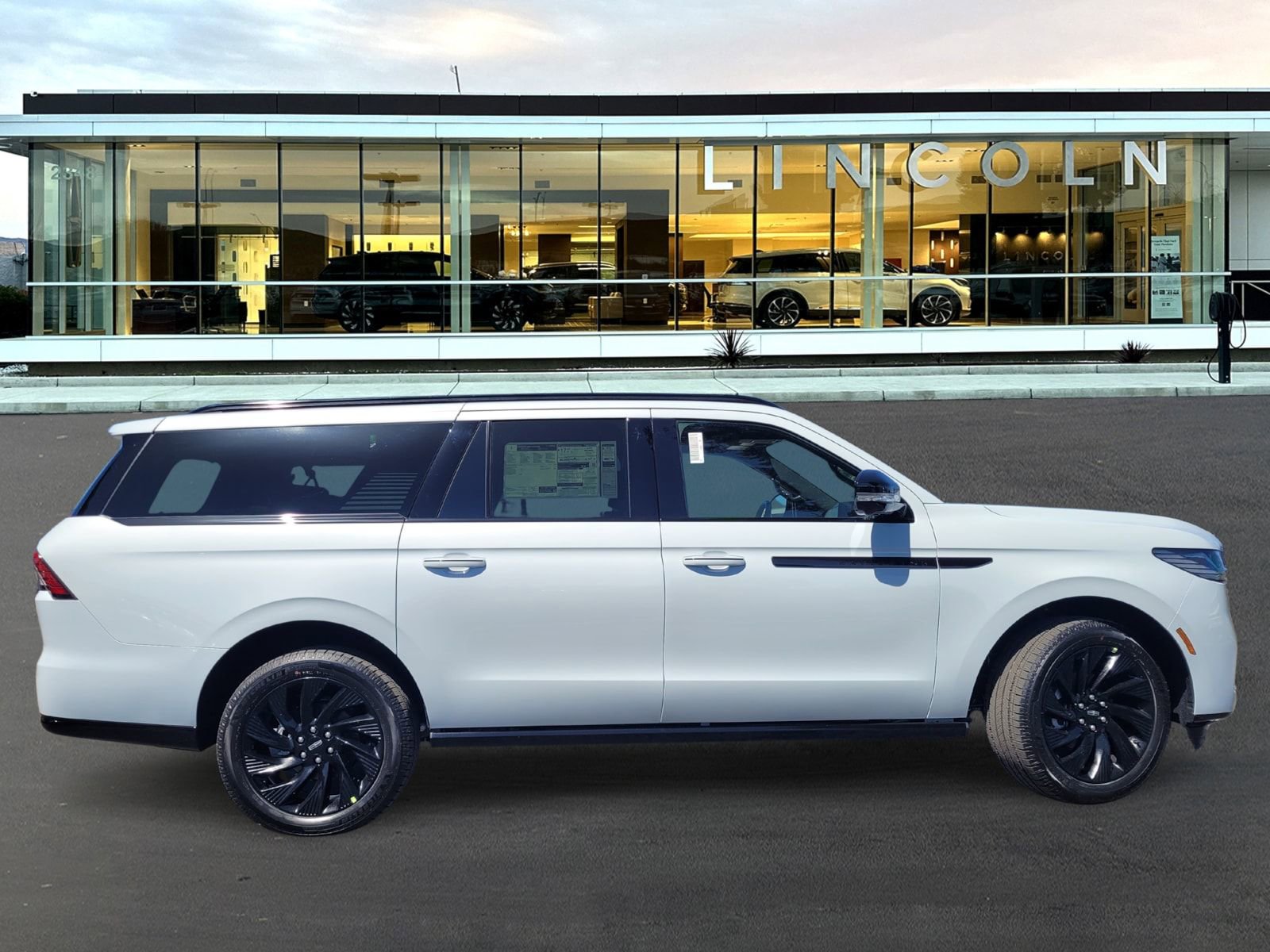 New 2026 Lincoln Navigator L Reserve AWD/4WD image 3