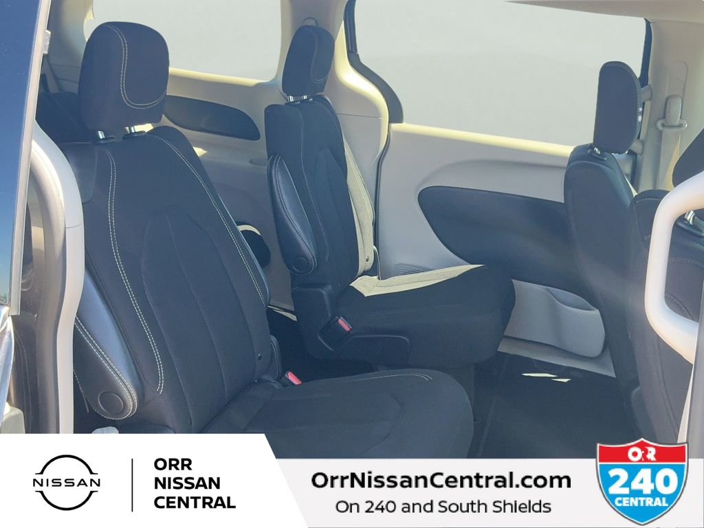 Used 2023 Chrysler Voyager LX image 12