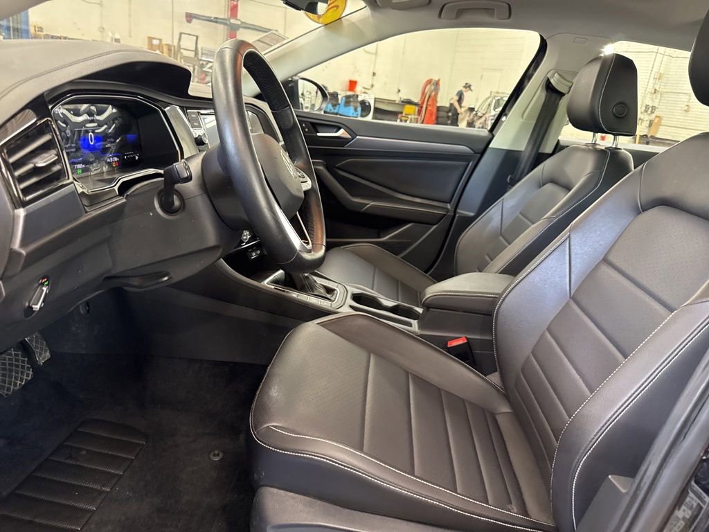 Used 2023 Volkswagen Jetta SE w/ Panoramic Sunroof Package FWD image 6
