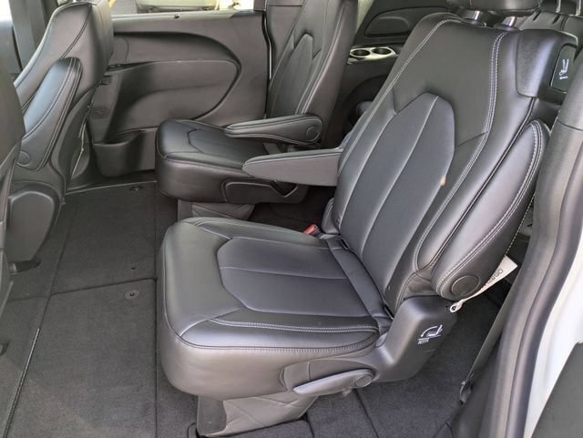 New 2027 Chrysler Pacifica Select FWD image 29