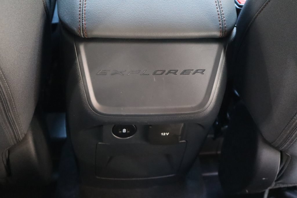 Used 2025 Ford Explorer Active AWD/4WD image 34