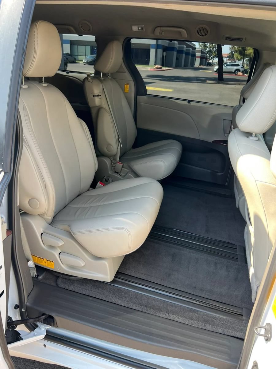 Used 2014 Toyota Sienna XLE FWD image 17