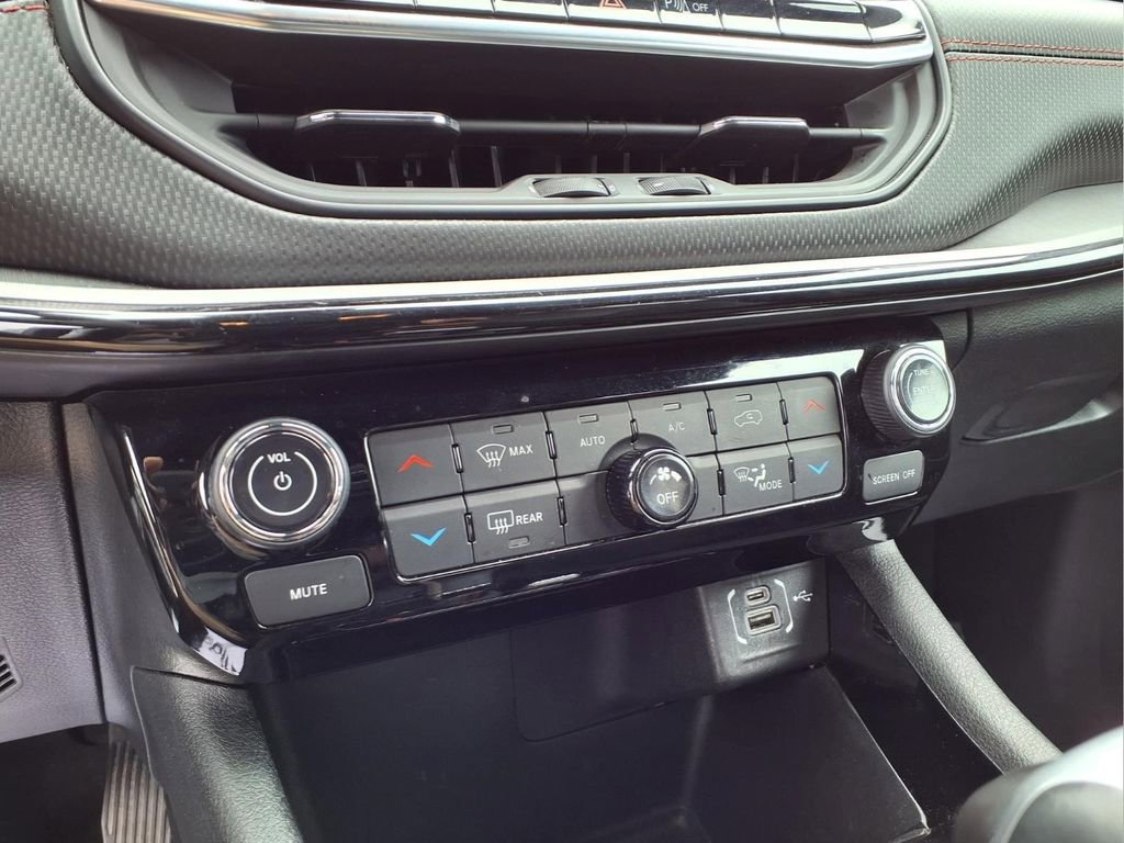 Used 2025 Jeep Compass Trailhawk AWD/4WD image 13