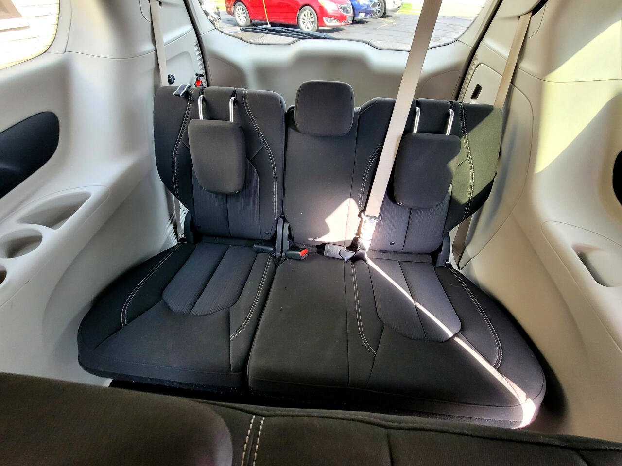 Used 2020 Chrysler Voyager L image 31