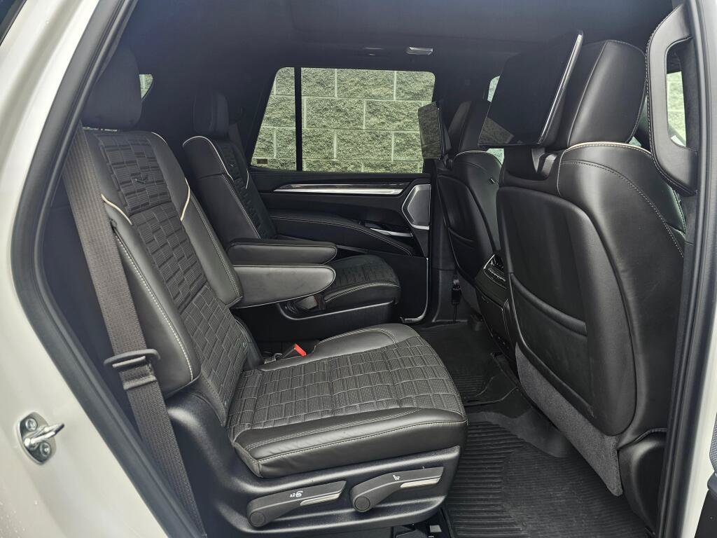 Used 2025 Cadillac Escalade V AWD/4WD image 17