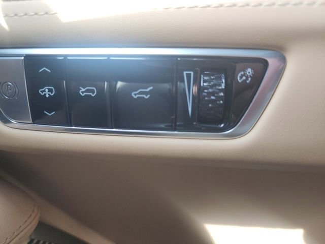 Used 2025 Cadillac Escalade IQ Sport 2 w/ LPO, ONYX Package image 24