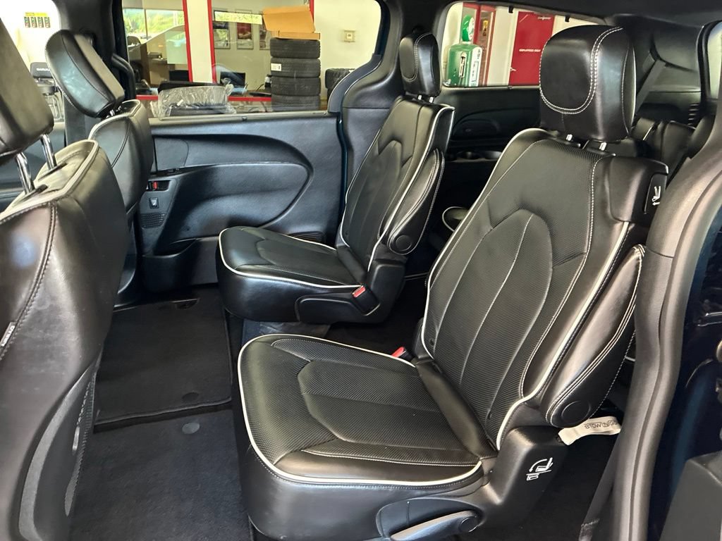 Certified 2025 Chrysler Pacifica Limited FWD image 17