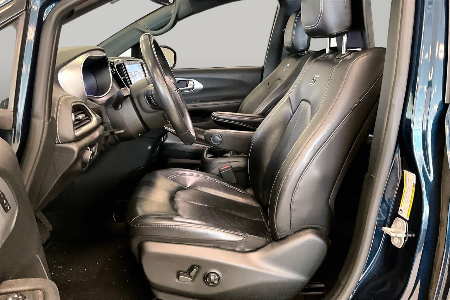 Used 2022 Chrysler Pacifica Touring-L w/ Uconnect Theater Family Group FWD image 7