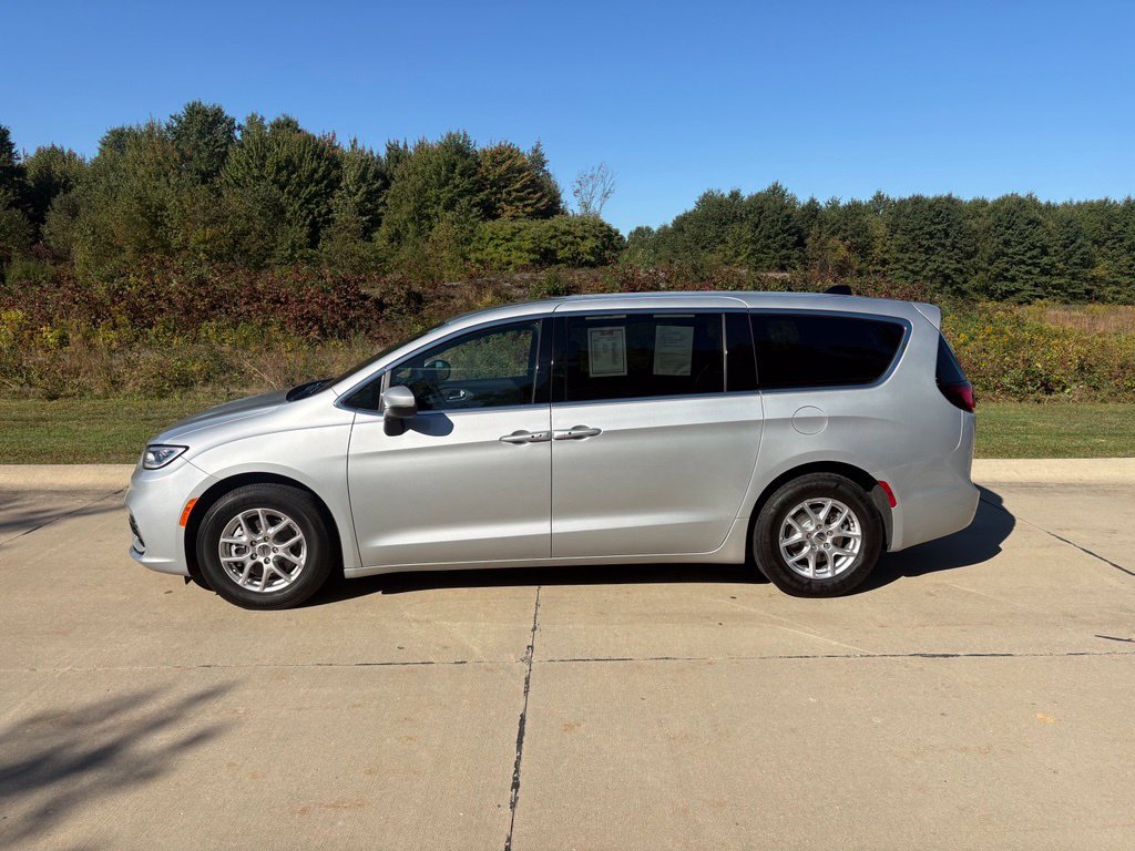 Used 2023 Chrysler Pacifica Touring FWD image 6