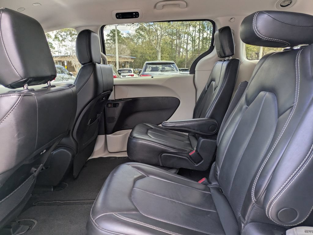 Used 2023 Chrysler Pacifica Touring-L FWD image 8