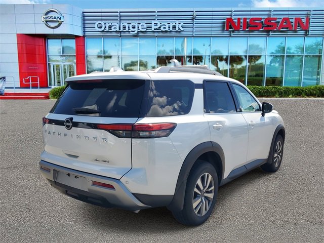 New 2025 Nissan Pathfinder SL image 2