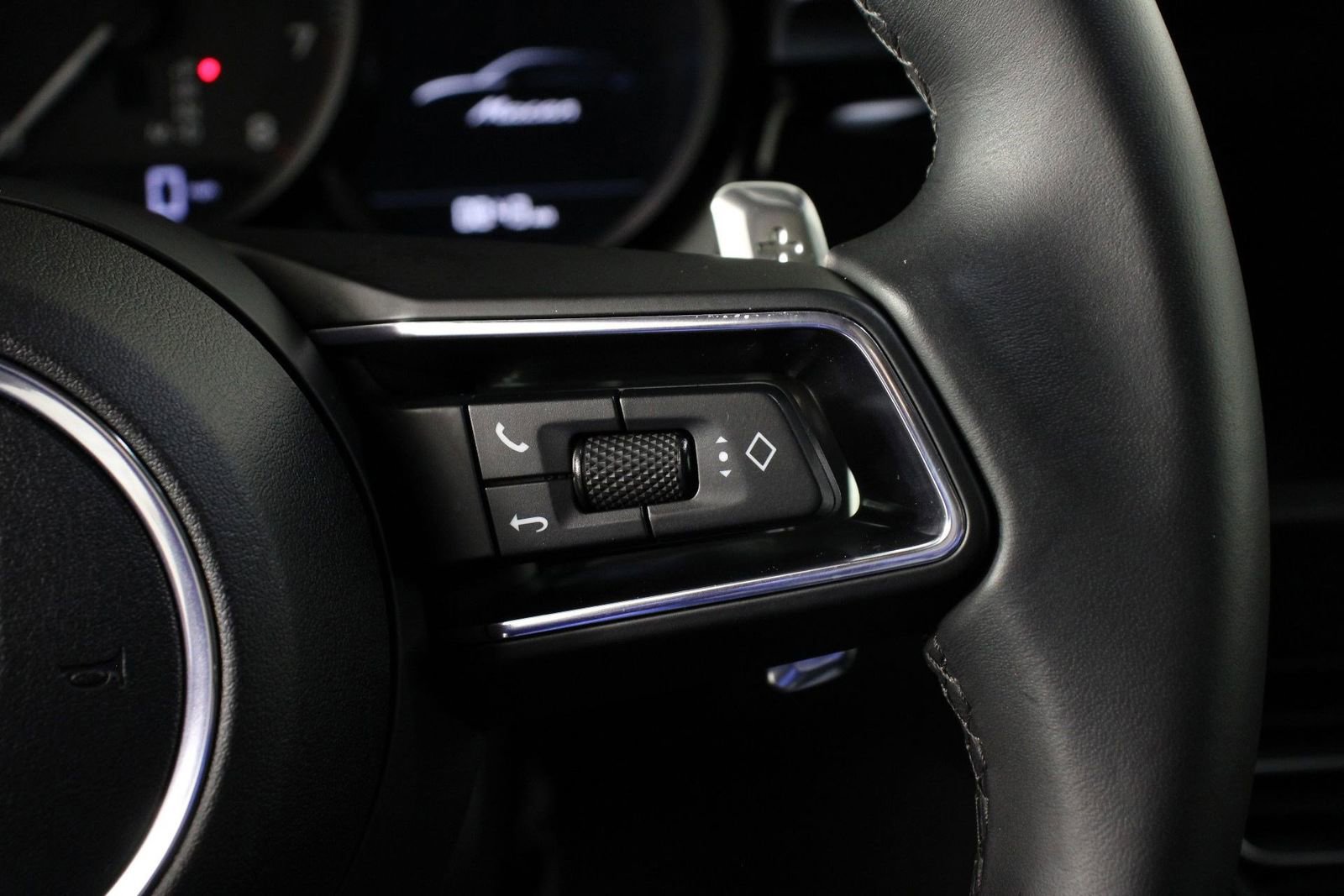 Certified 2025 Porsche Macan image 15