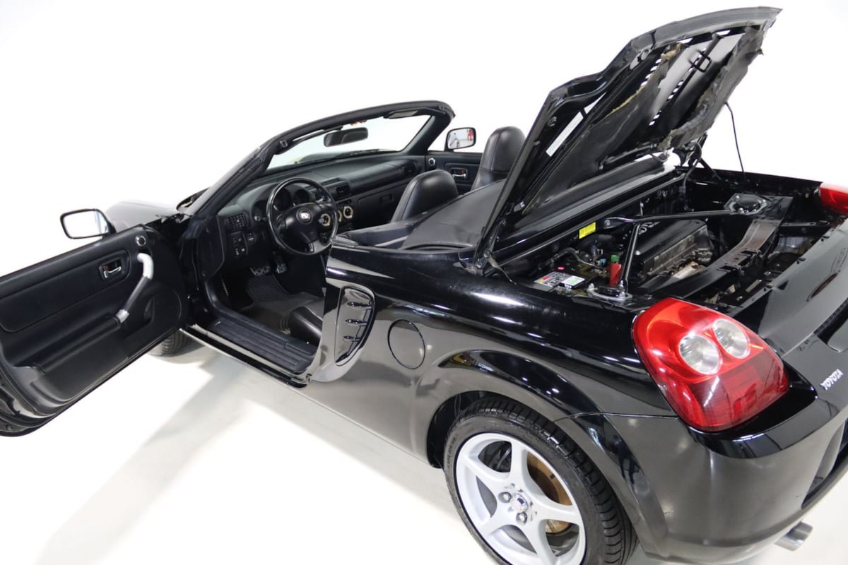 Used 2004 Toyota MR2 RWD image 70