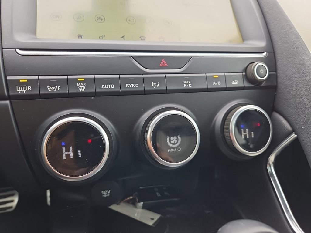 Used 2019 Jaguar E-PACE R-Dynamic SE image 43