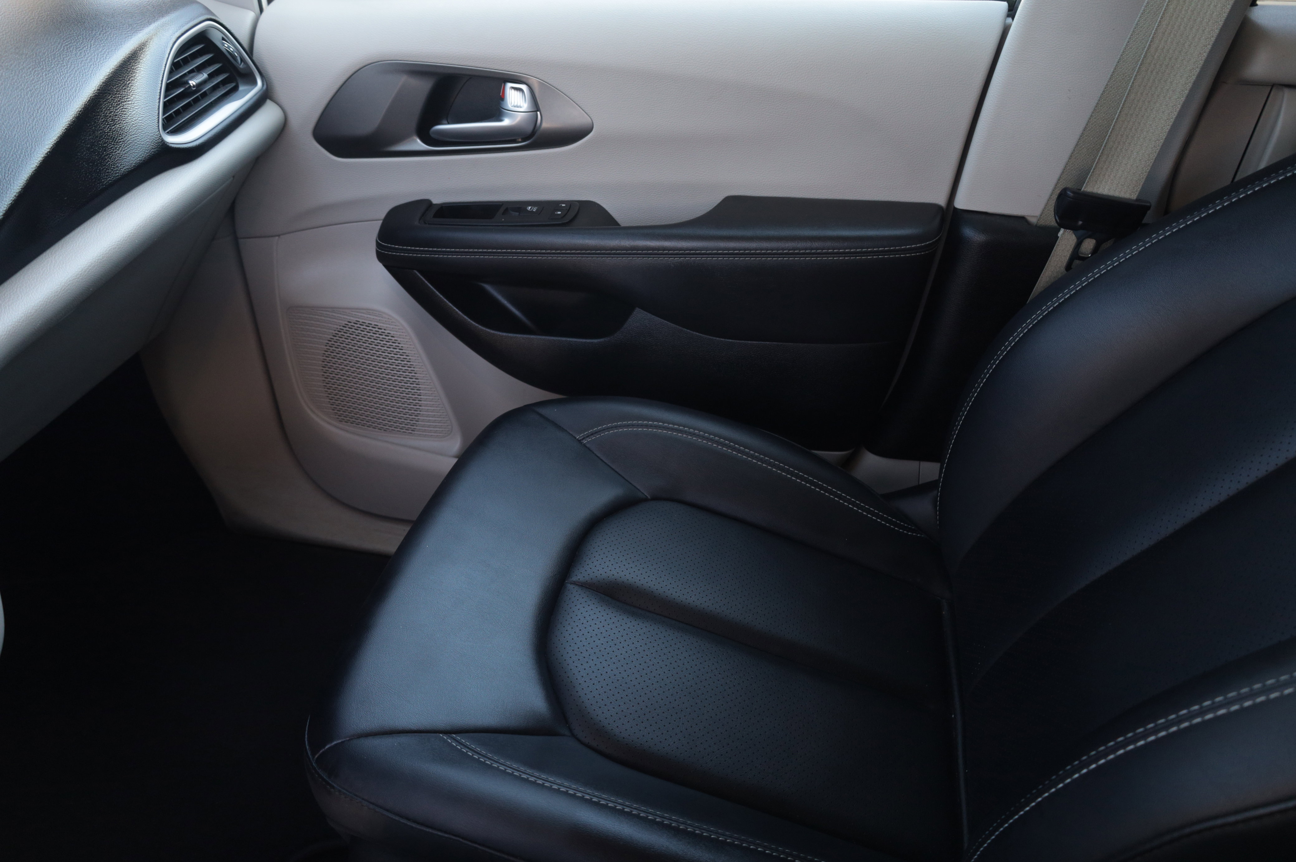 Used 2024 Chrysler Pacifica Touring-L image 12