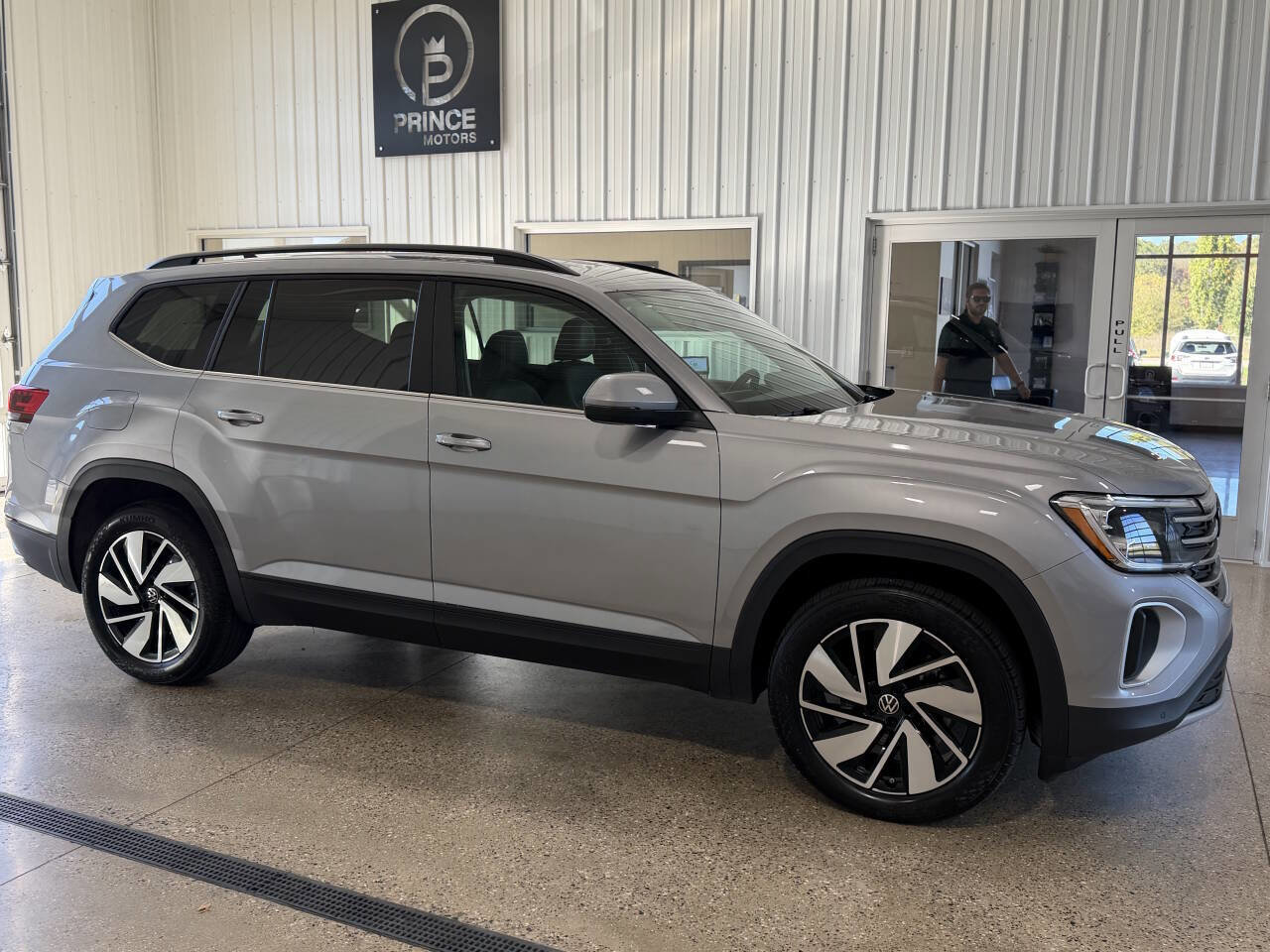 Used 2025 Volkswagen Atlas SE image 41