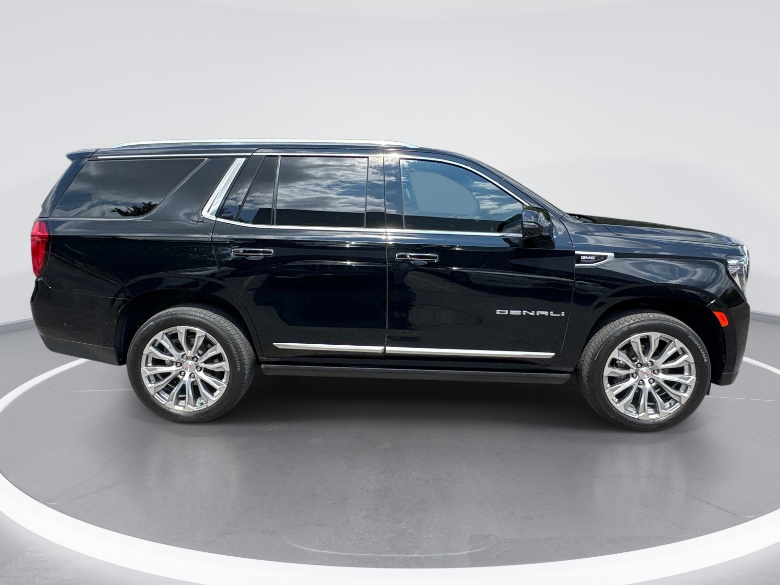 Used 2024 GMC Yukon Denali w/ Advanced Technology Package AWD/4WD image 9