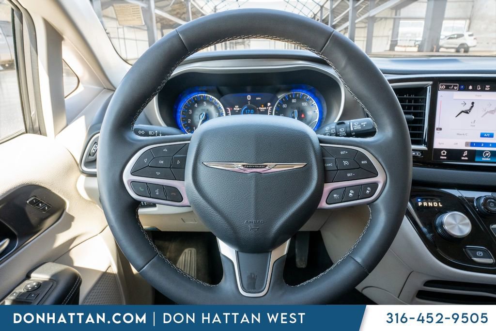 Used 2023 Chrysler Pacifica Touring-L image 6