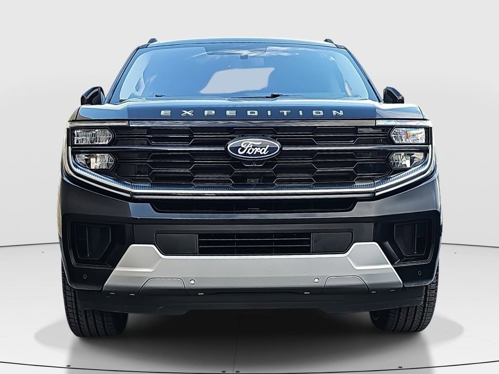 Used 2025 Ford Expedition Platinum w/ Driver's Package image 2