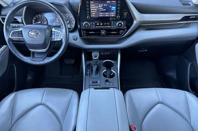 Used 2022 Toyota Highlander XLE AWD/4WD image 17