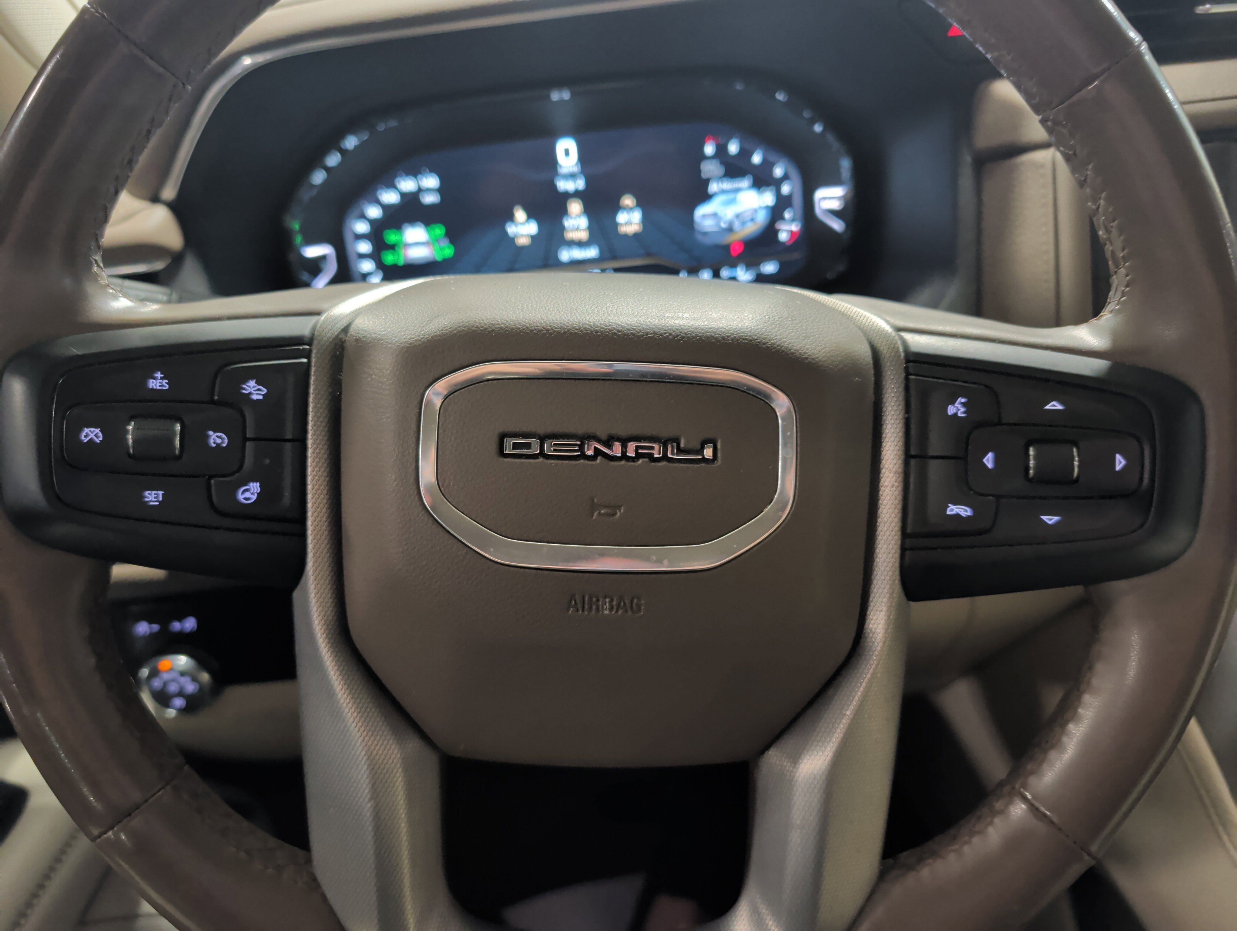 Used 2023 GMC Yukon XL Denali AWD/4WD image 11