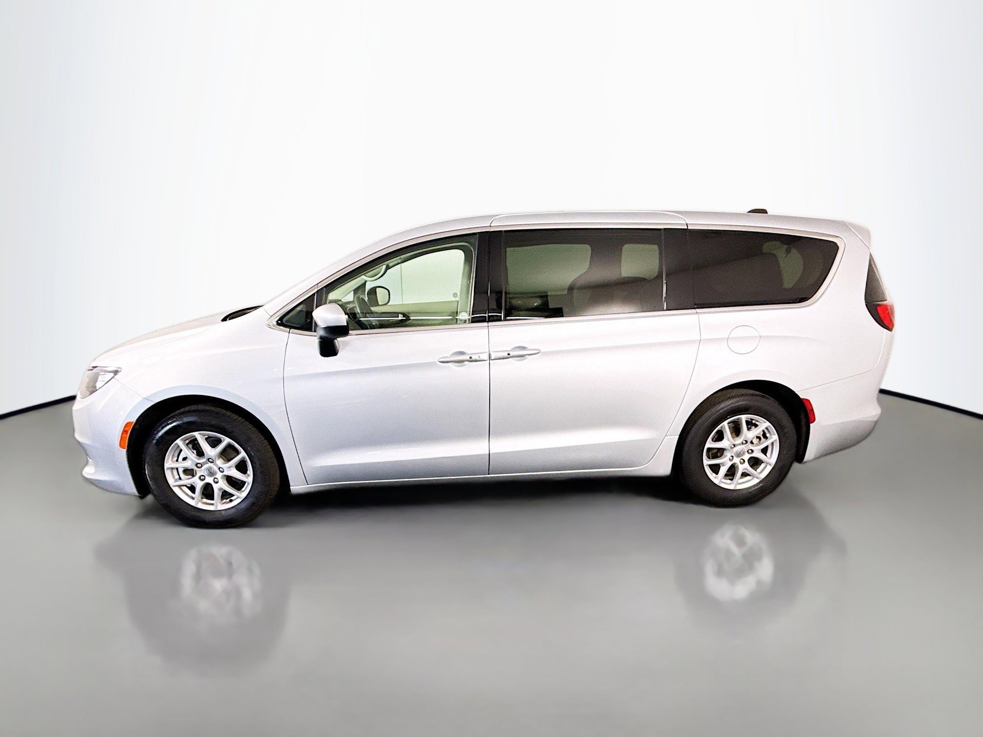 Used 2023 Chrysler Voyager LX FWD image 6