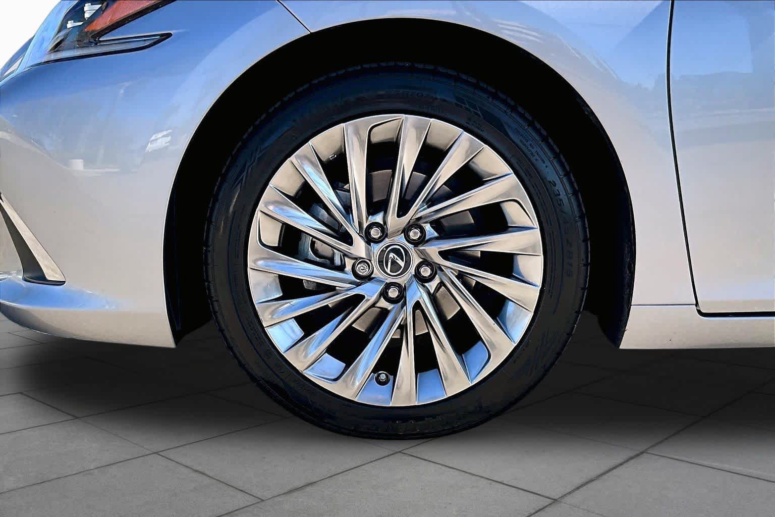 Used 2022 Lexus ES 300h w/ Accessory Package FWD image 10