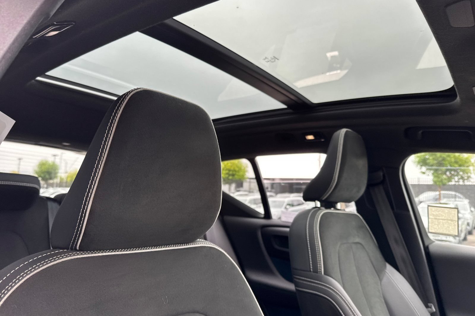 Used 2023 Volvo XC40 Recharge Ultimate w/ Protection Package Premier AWD/4WD image 18