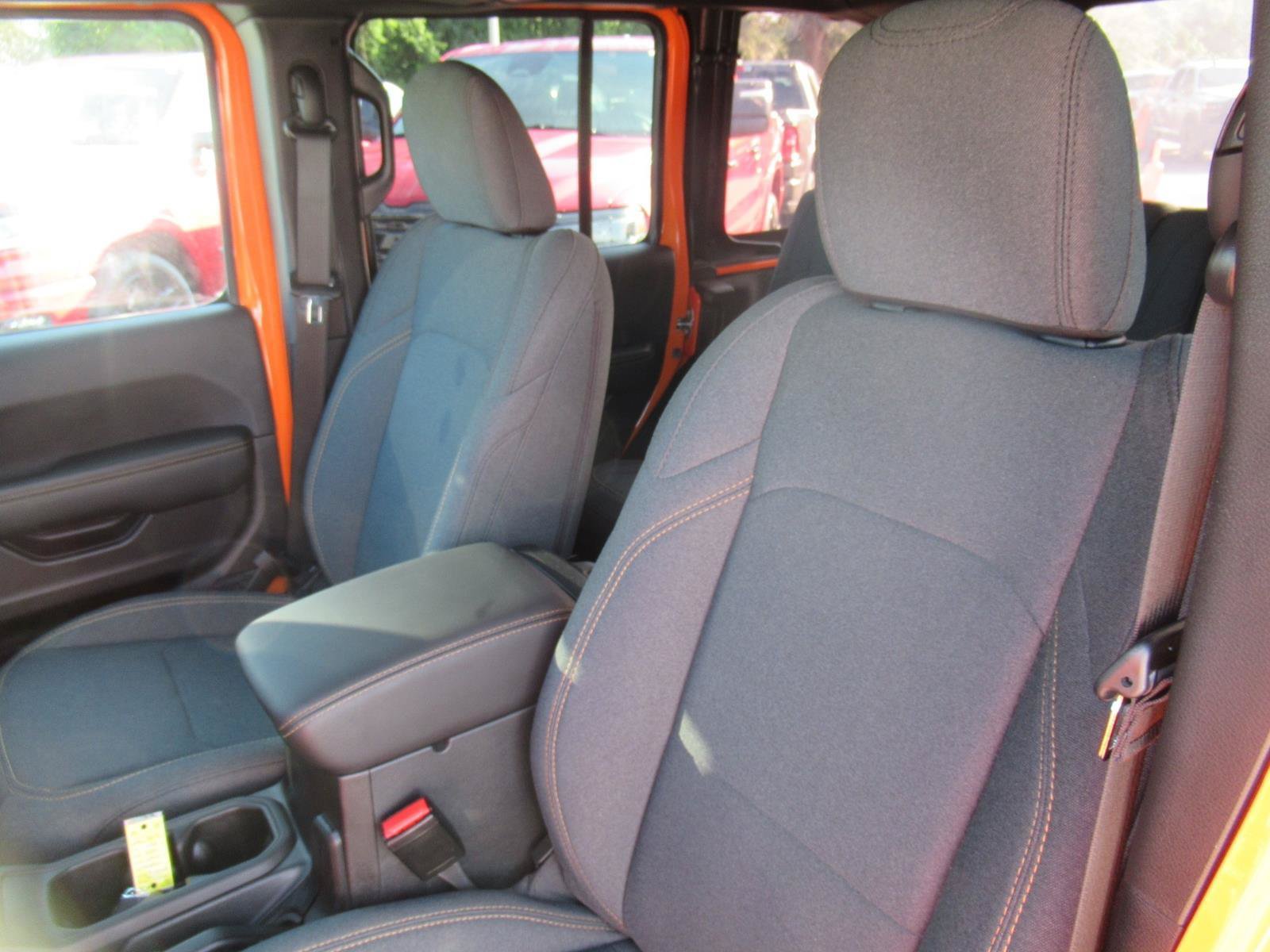 Used 2025 Jeep Wrangler Unlimited Sahara AWD/4WD image 18